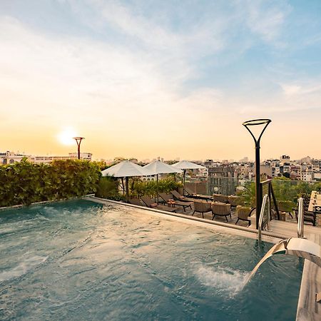 Grand Hotel Du Lac Hanoi Exterior foto Rooftop pool at the hotel