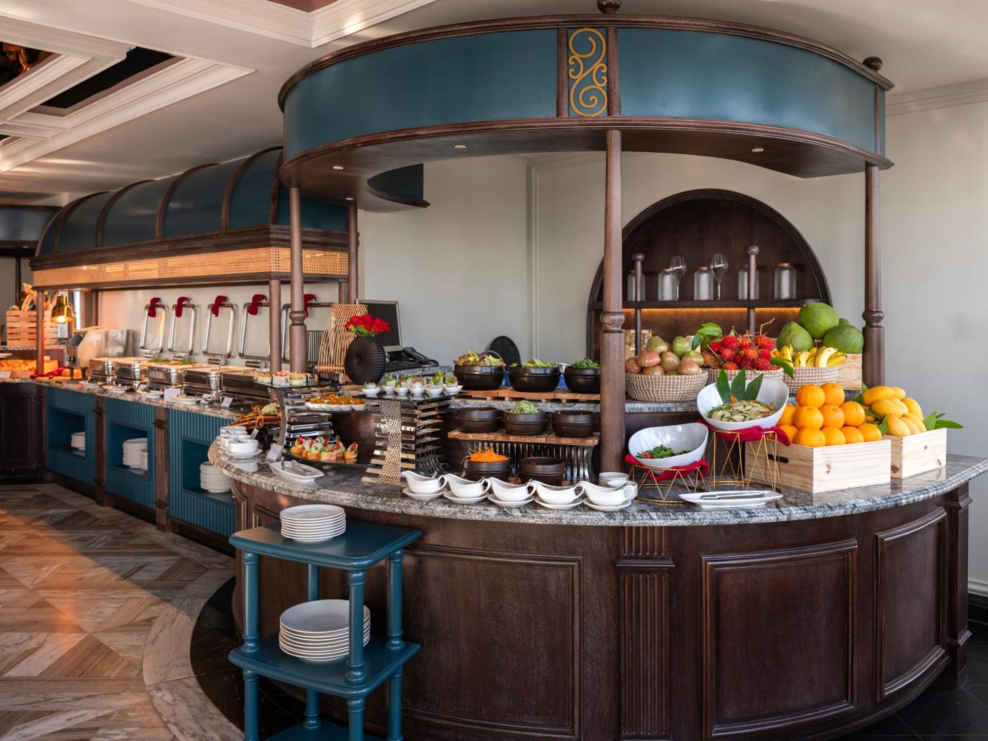 Grand Hotel Du Lac Hanoi Exterior foto A buffet at a hotel