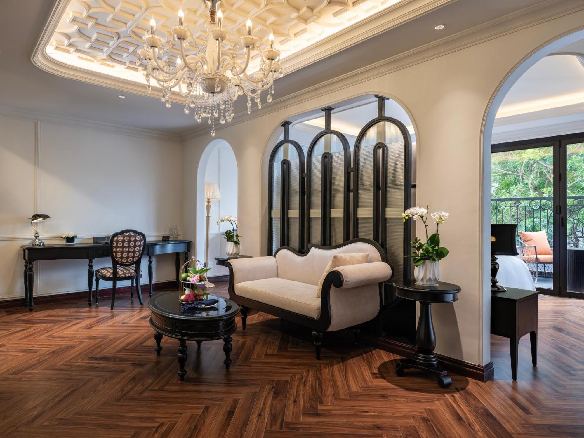 Grand Hotel Du Lac Hanoi Exterior foto The living room of a suite at the Mandarin Oriental, Bangkok