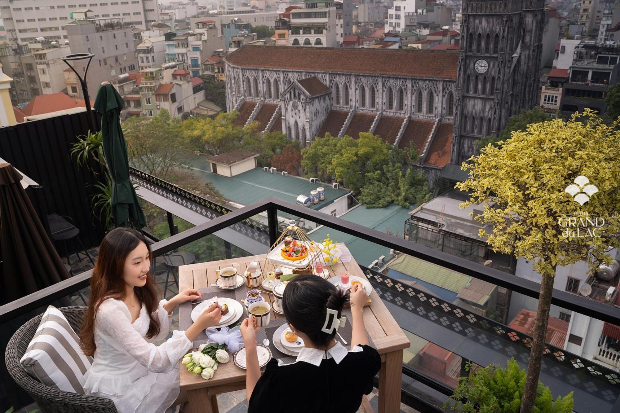 Grand Hotel Du Lac Hanoi Exterior foto The view of the Saigon River from the rooftop bar