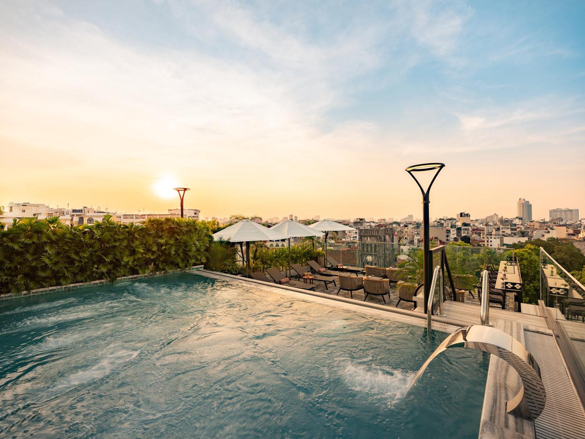 Grand Hotel Du Lac Hanoi Exterior foto Rooftop pool at the hotel